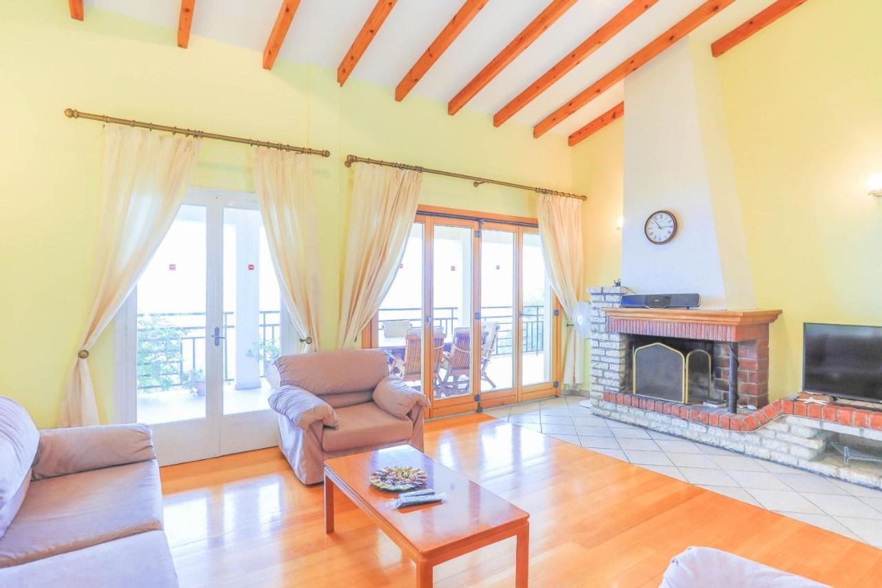 Villa Natasha Katavolos ภายนอก รูปภาพ